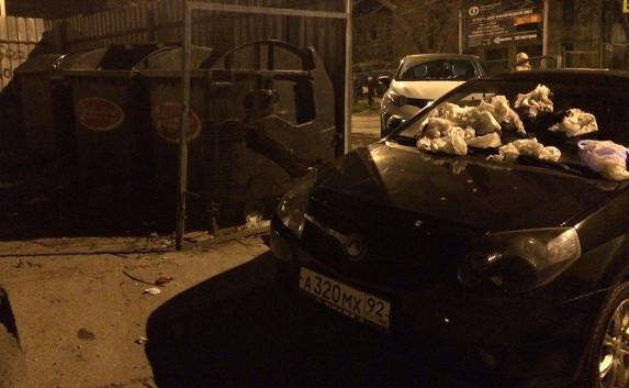 В Севастополе парковка возле баков закончилась «мусорной бомбой» (фото)